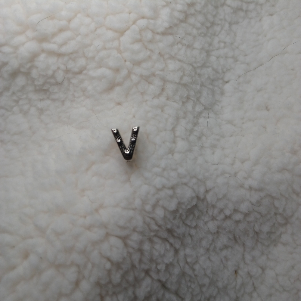 Letter V charm - Picture 2 of 3